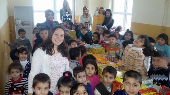 İstanbul lu Yardımsever Vatandaşlardan Amine Hatun Anaokulu ve Aslanbaba İlkokuluna Kırtasiye Yardımı