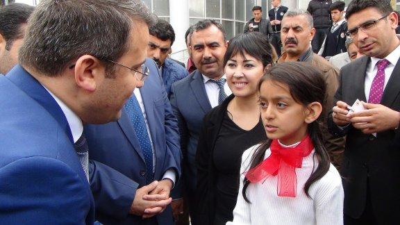 İstiklal Marşını okurken herkesi duygulandıran öğrenciye Viranşehir Kaymakamından makam aracı jesti