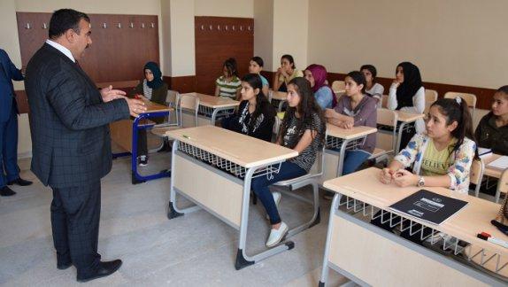 Suriyeli Öğrencilerin Yeni Eğitim-Öğretim Yılı İlk Ders Zili Çaldı