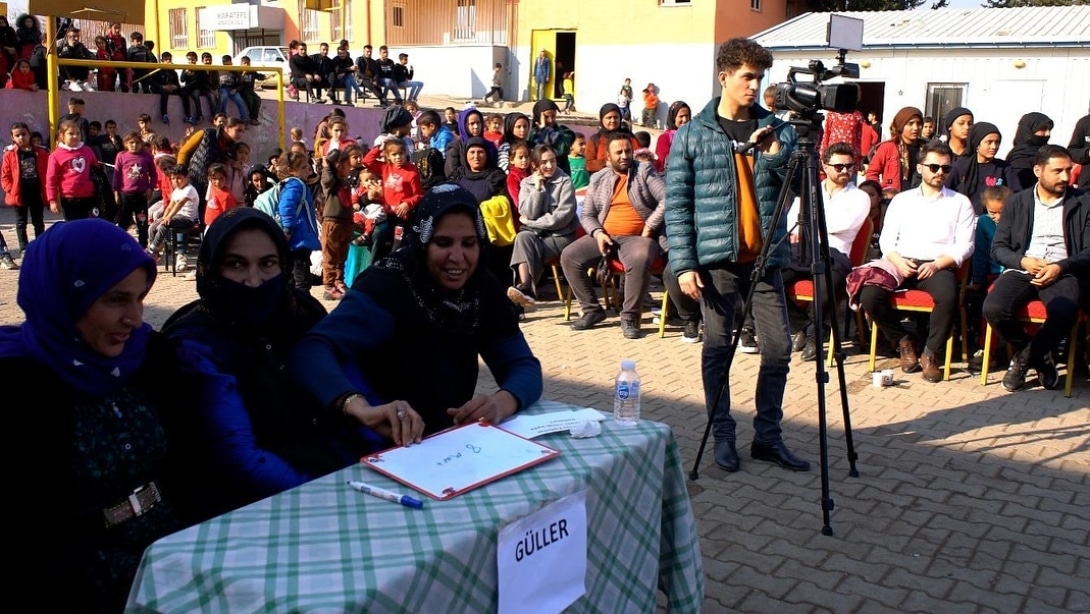 BİLGİ YARIŞIYOR, DOSTLUK KAZANIYOR...