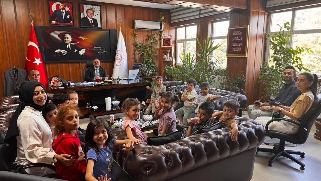 RAHİME HATUN ANAOKULU ÖĞRENCİLERİMİZİN İLÇE MİLLİ EĞİTİM MÜDÜRÜ SN. ÇETİN GÖREN'İ ZİYARETLERİ...